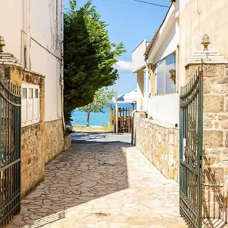 Vakantiehuis Beachfront Haven - Peaceful Seaside Retreat