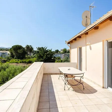 Beachfront Haven - Peaceful Seaside Retreat * Avia