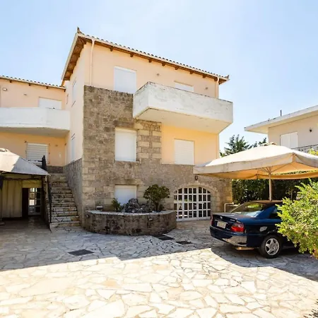 Beachfront Haven - Peaceful Seaside Retreat Vakantiehuis Avía
