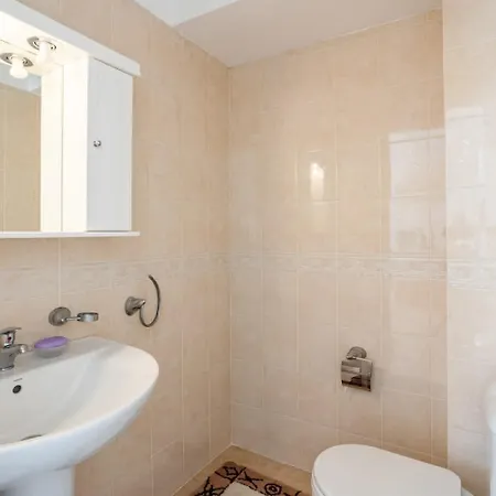 Beachfront Haven - Peaceful Seaside Retreat Avía