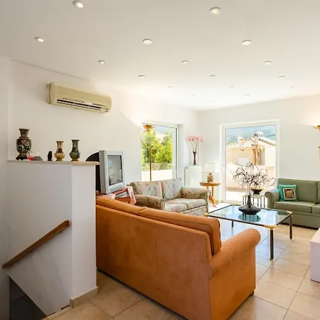 Vakantiehuis Beachfront Haven - Peaceful Seaside Retreat Avía